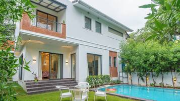 12 outdoor pools