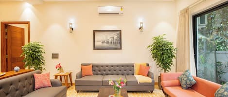 Basic Villa | Living room | Flat-screen TV