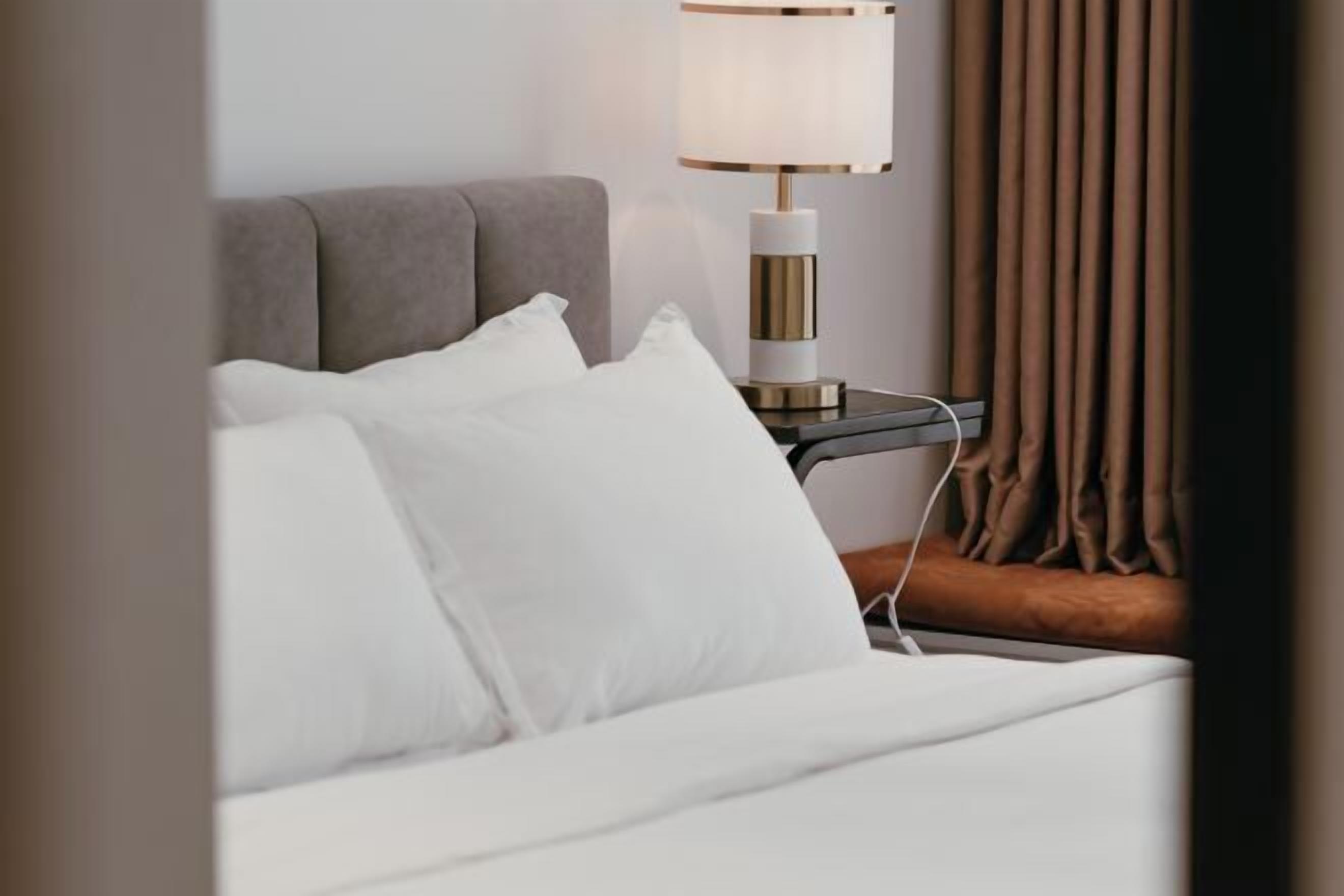 Sistema de insonorización, tabla de planchar con plancha, wifi gratis