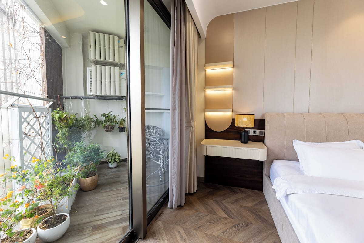Apartamento Deluxe, 2 habitaciones, balcón, vistas a la ciudad | Sistema de insonorización, tabla de planchar con plancha, wifi gratis