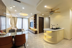 Apartamento Deluxe, 2 habitaciones, balcón, vistas a la ciudad | Zona de estar