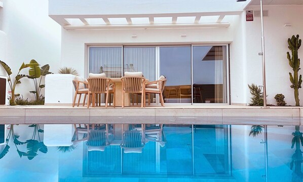 Alberca al aire libre y alberca climatizada