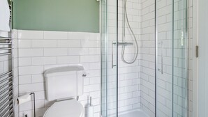 A bathroom with a glass-enclosed shower, white tiled walls, and a toilet. - 3 bedroom accommodation in Kirkton of Lethendy (Kirkton of Lethendy)