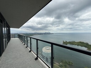 Property grounds - Brand New Corner Condo with Toronto Downtown view in Lakeshore (Toronto)