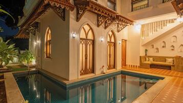 12 outdoor pools
