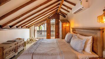 Double Room, Balcony, City View | Iron/ironing board, free WiFi