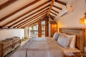 Habitación doble, balcón, vista a la ciudad | Tabla de planchar con plancha y wifi gratis 