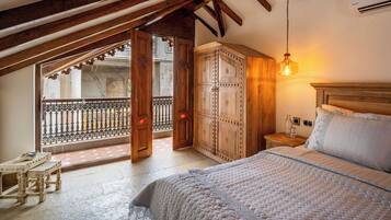 Double Room, Balcony, City View | Iron/ironing board, free WiFi