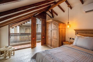 Habitación doble, balcón, vistas a la ciudad | Tabla de planchar con plancha y wifi gratis