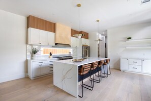 Refrigerador, microondas, horno y parrilla de estufa