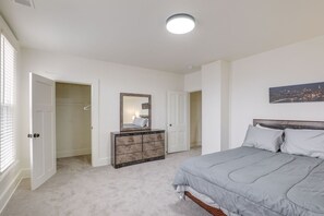 4 bedrooms, desk, iron/ironing board, free WiFi