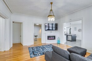 Smart TV, chimenea, tenis de mesa y libros