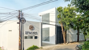 A building with a sign reading "IPNOSS COLIVING". - Ipnoss Coliving Semarang, by INNCA COLLECTION (Semarang)