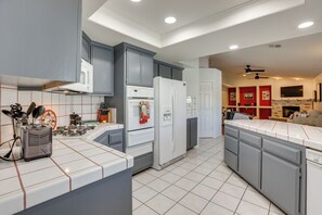 Fridge, microwave, stovetop, dishwasher