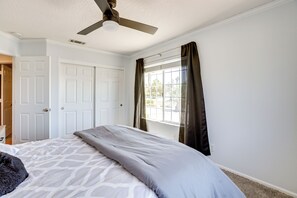 4 bedrooms, desk, iron/ironing board, internet