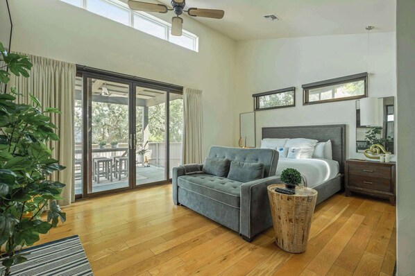 Télévision, cheminée, espaces bureaux