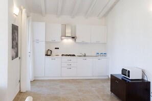 Kühlschrank, Ofen, Herdplatte, Wasserkocher mit Kaffee-/Teezubehör