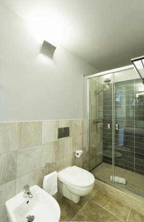 Dusche, Haartrockner, Bidet