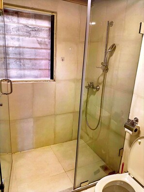 Hair dryer, towels, soap, toilet paper - Loft Studio Apartment (Accra)