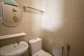 Douche, bidet, serviettes fournies