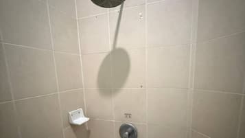 Douche, bidet, serviettes fournies