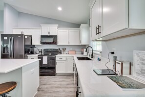 Fridge, microwave, stovetop, dishwasher
