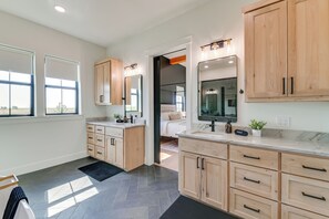 4 chambres, bureau, lit parapluie, accès Internet