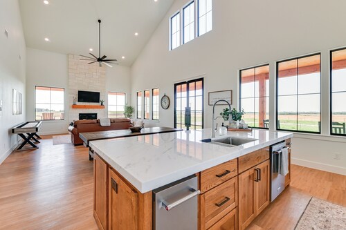 Rural Home w/ Hot Tub < 7 Mi to Winery & Golfing