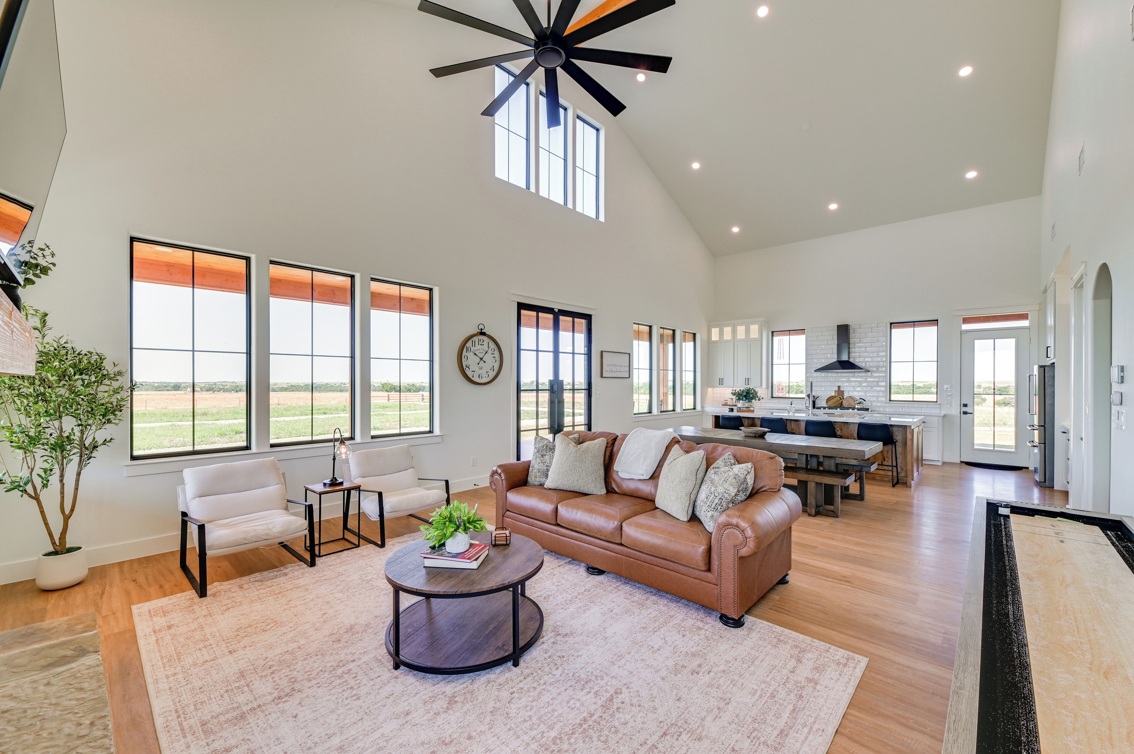 Televisión, chimenea y tenis de mesa 