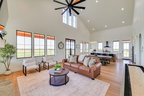 Télévision, cheminée, table de tennis de table