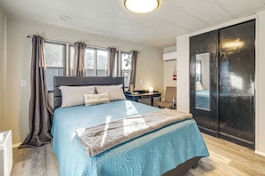 2 bedrooms, desk, bed sheets