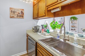Coffee/tea maker, fridge, microwave, stovetop