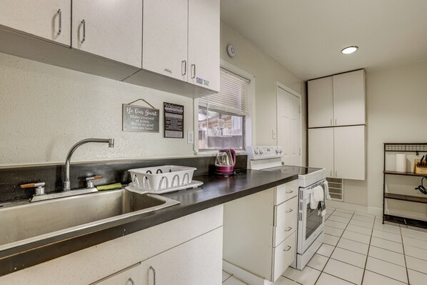 Frigorífico, microondas, placa de cocina y utensilios de cocina