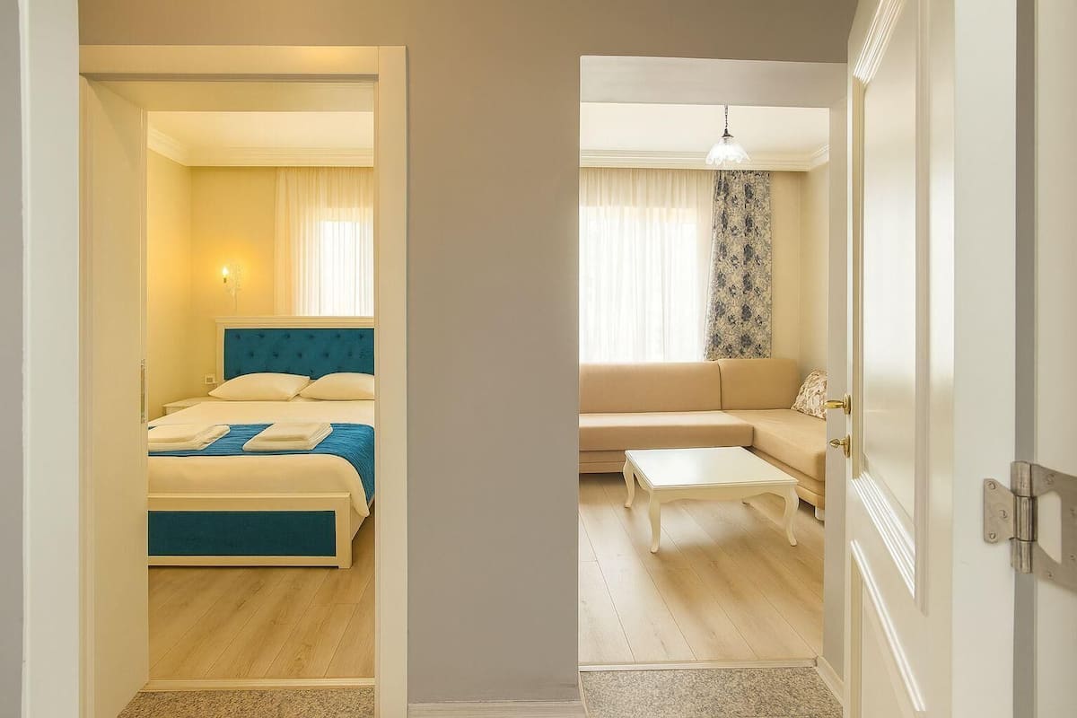 Deluxe Suite, Balcony | Desk, laptop workspace, soundproofing, iron/ironing board