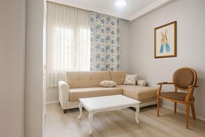 Deluxe Suite, Balcony | Desk, laptop workspace, soundproofing, iron/ironing board