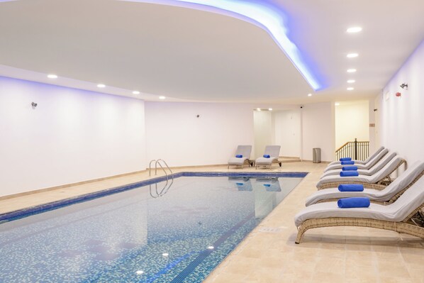 Outdoor pool, lifeguards on site