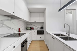 Kjøleskap, mikrobølgeovn, ovn og kokeplater