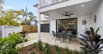Spacious 3-Bed Clayfield House with Patio and BBQ
