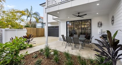 Spacious 3-Bed Clayfield House with Patio and BBQ