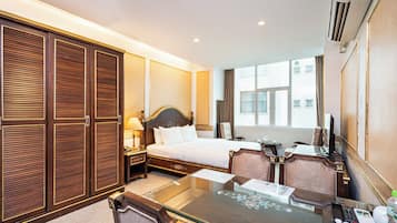 Studio Deluks, pemandangan kota | Brankas, meja kerja, tirai kedap cahaya, dan kedap suara