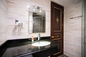 Estudio Deluxe, vista a la ciudad | Baño | Amenidades de baño gratuitas, jabón, shampoo, papel de baño