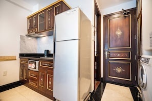 Deluxe Studio, City View | Private kitchen | Fridge, microwave, stovetop, cookware/dishes/utensils