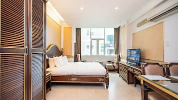 Estudio Deluxe, vista a la ciudad | Caja de seguridad en la habitación, escritorio y cortinas blackout