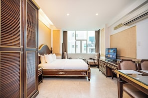 Deluxe Studio, City View | In-room safe, desk, blackout drapes, soundproofing