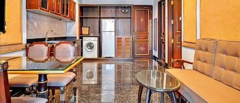 Suite, balcon, vue ville | Coin séjour