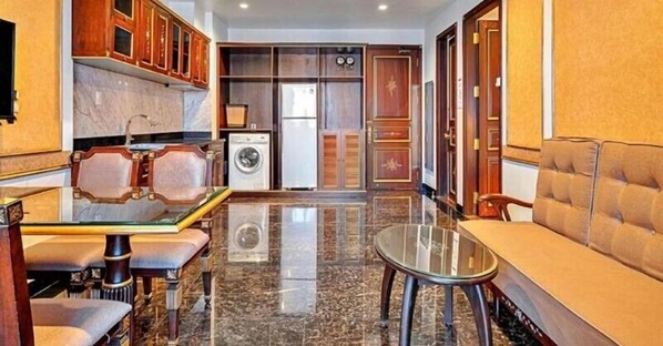 Phòng Suite, ban công, quang cảnh thành phố | Khu phòng khách