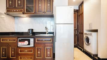 Estudio Deluxe, vista a la ciudad | Cocina privada | Refrigerador, microondas, parrilla de estufa y utensilios de cocina