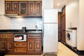 Deluxe Studio, City View | Private kitchen | Fridge, microwave, stovetop, cookware/dishes/utensils