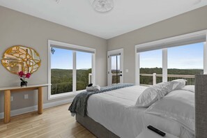 3 makuuhuonetta, työpöytä, silitysrauta/-lauta, vauvan matkasänky