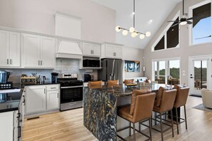 冷蔵庫、電子レンジ、オーブン、コンロ